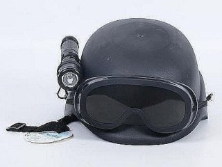 Hełm policyjny z latarką