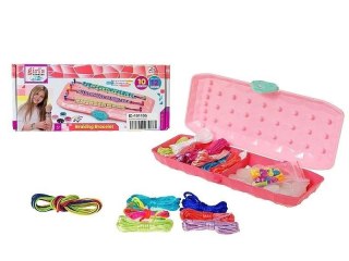 Koraliki ze sznurkiem i krosnem