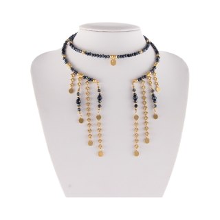 Choker z granatowych kuleczek i złotych plasterków, z wiszącymi łańcuszkami (C25/MEM/16AU)