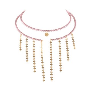 Choker z satynowych, różowych perełek, z wiszącymi łańcuszkami (C25/MEM/28AU)