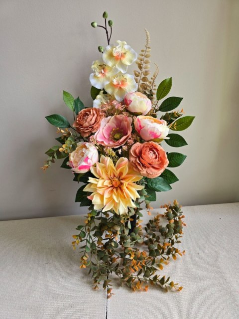 Bukiet flakon nowoczesny stroik na cmentarz kompozycja kwiatowa na grób