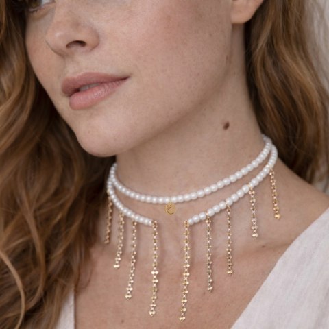 Choker z satynowych perełek, z wiszącymi łańcuszkami (C25/MEM/12AU)