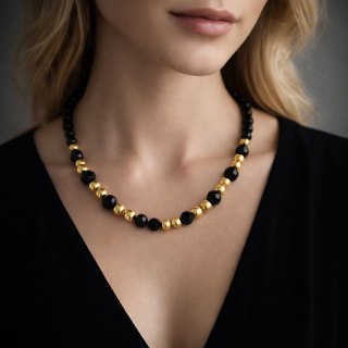 Naszyjnik z czarnych koralików i złotych kuleczek (C25/KOR/86/1AU)