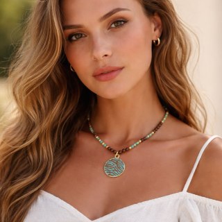 Naszyjnik z czekoladowych koralików, turkusów i złotych kuleczek z zawieszką w zeberkę (C25/LAT/155AU)