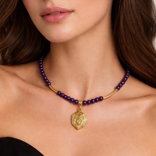 Naszyjnik z satynowych perełek w fioletowym kolorze z zawieszką w kształcie głowy lwa (C25/KOR/90AU)