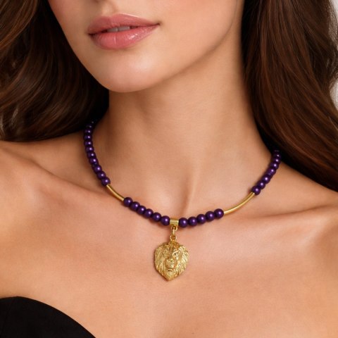 Naszyjnik z satynowych perełek w fioletowym kolorze z zawieszką w kształcie głowy lwa (C25/KOR/90AU)