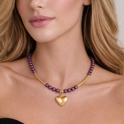 Naszyjnik z satynowych perełek w kolorze fioletowym, z zawieszką w kształcie pękatego serduszka (C25/KOR/92AU)