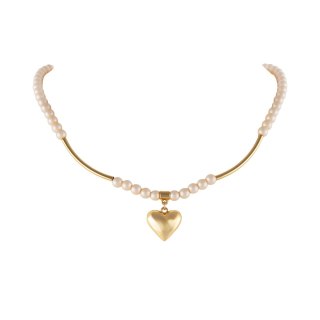 Naszyjnik z satynowych perełek z zawieszką w kształcie pękatego serduszka (C25/KOR/92/1AU)