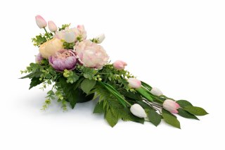 Wiosenny stroik na cmentarz kompozycja kwiatowa na grób tulipany