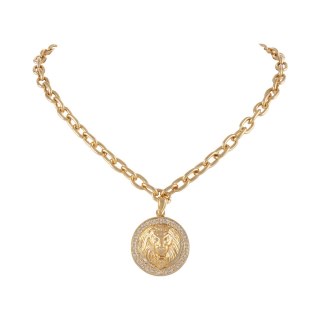 Naszyjnik z okrągłą zawieszką z głową lwa, zdobioną kryształkami Preciosa (C25/JES/141AU)
