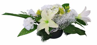 Stroik pięknych sztuchnych kwiatów na cmentarz grób Wszystkich Świętych