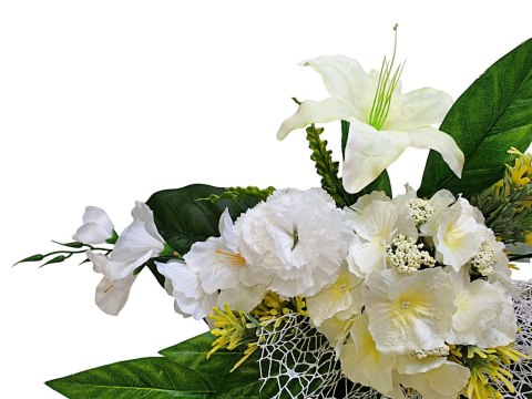 Stroik pięknych sztuchnych kwiatów na cmentarz grób Wszystkich Świętych