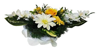 Stroik pięknych sztuchnych kwiatów na cmentarz grób Wszystkich Świętych