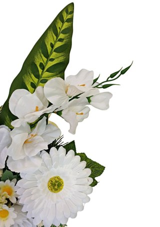 Stroik pięknych sztuchnych kwiatów na cmentarz grób Wszystkich Świętych