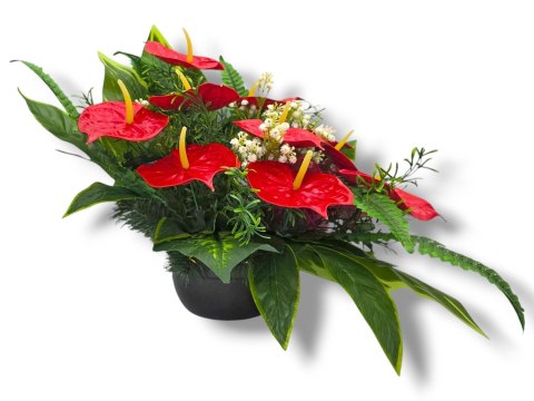 Stroik pięknych sztuchnych kwiatów na cmentarz grób Wszystkich Świętych