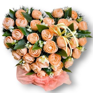 Stroik pięknych sztuchnych kwiatów na cmentarz grób Wszystkich Świętych