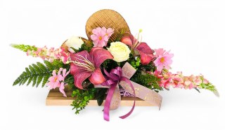 Stroik pięknych sztuchnych kwiatów na cmentarz grób Wszystkich Świętych