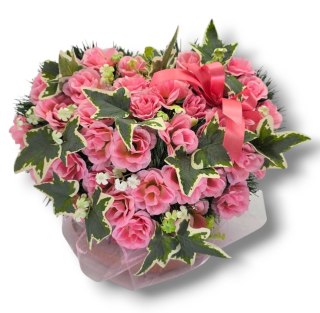 Stroik pięknych sztuchnych kwiatów na cmentarz grób Wszystkich Świętych