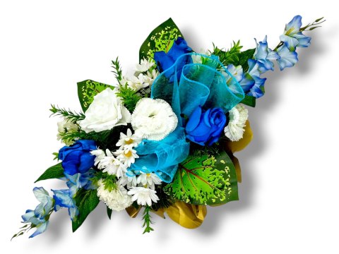 Stroik pięknych sztuchnych kwiatów na cmentarz grób Wszystkich Świętych