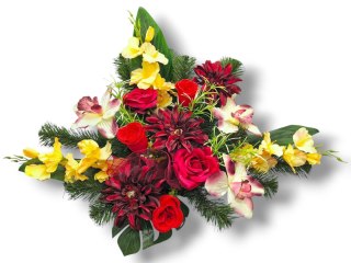 Stroik pięknych sztuchnych kwiatów na cmentarz grób Wszystkich Świętych