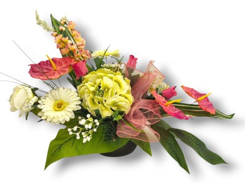 Stroik pięknych sztuchnych kwiatów na cmentarz grób Wszystkich Świętych