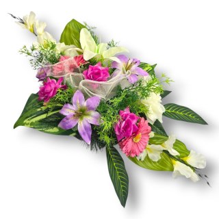 Stroik pięknych sztuchnych kwiatów na cmentarz grób Wszystkich Świętych