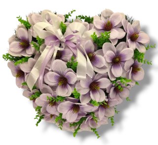 Stroik pięknych sztuchnych kwiatów na cmentarz grób Wszystkich Świętych